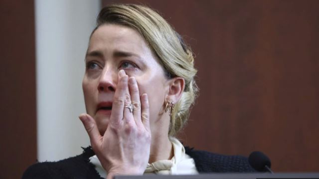 Afirman que Amber Heard posa llorando para la foto en juicio contra Johnny Depp