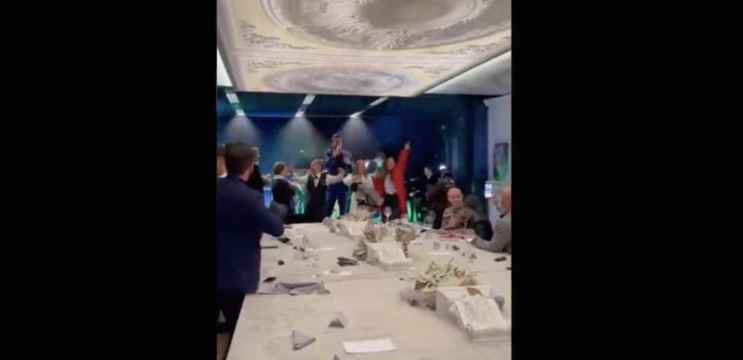 (VIDEO) Se pide evitar fiestas y Ricardo Salinas presume cena de fin de año