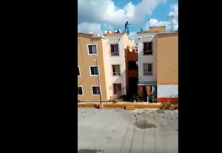 Vídeo: Hombre salta techos y cae de un edificio en Cancún