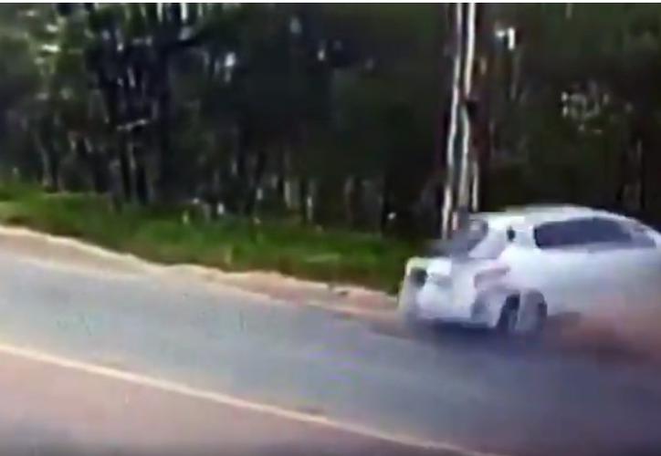 (VIDEO) Automóvil choca contra un poste y se parte en dos