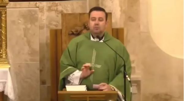 VIDEO: Sacerdote español reclama a los fieles por dar poca limosna