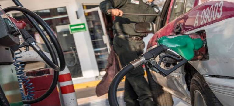 EE.UU. pone la mesa a AMLO para bajar precio de gasolinas