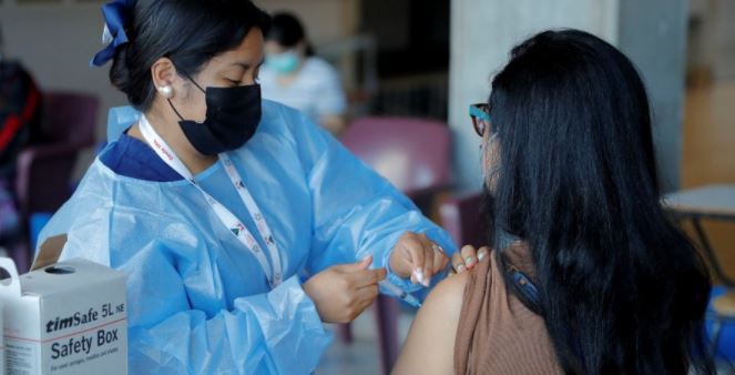 EE.UU. reabre centros masivos de vacunación ante avance de ómicron