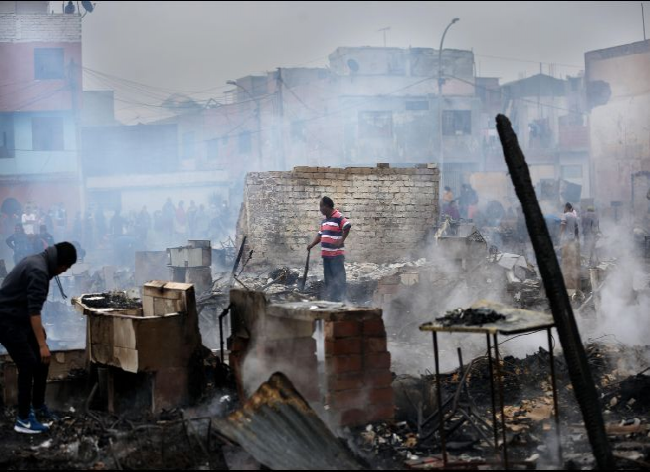 Incendio arrasa con 200 casas en Perú; hay 500 afectados