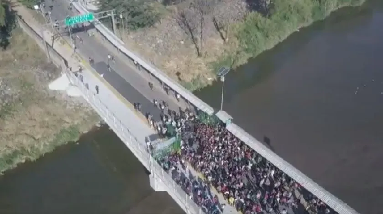 Migrantes intentan ingresar por la fuerza a México