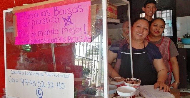 Expendio de comida en Kanasín se adelanta y dice: "No a las bolsas de plástico"