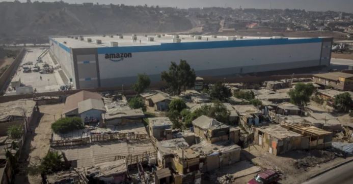 Critican a Amazon por situarse junto a zona de extrema pobreza en Tijuana