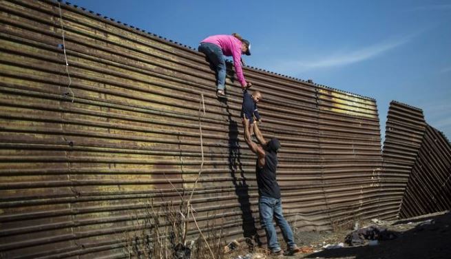 Trump critica muro con México construido por sus simpatizantes