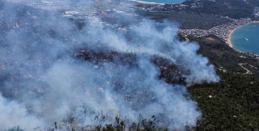 ¿Faltaba algo? 2 incendios forestales afectan Acapulco y podrían alcanzar casas