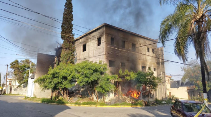 Monterrey: Se incendia construcción abandonada en la colonia Residencial Florida