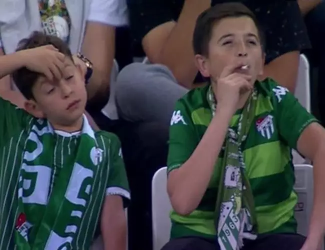 Captan a 'niño' fumando en un estadio... pero no es lo que parece