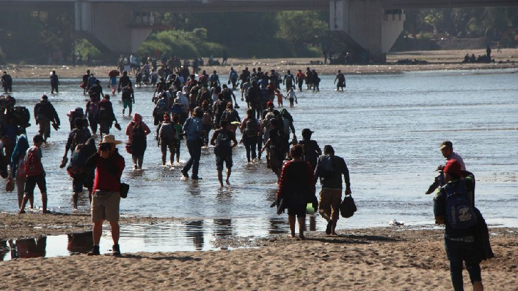 AMLO acusa a dirigentes de formar caravanas migrantes con engaños