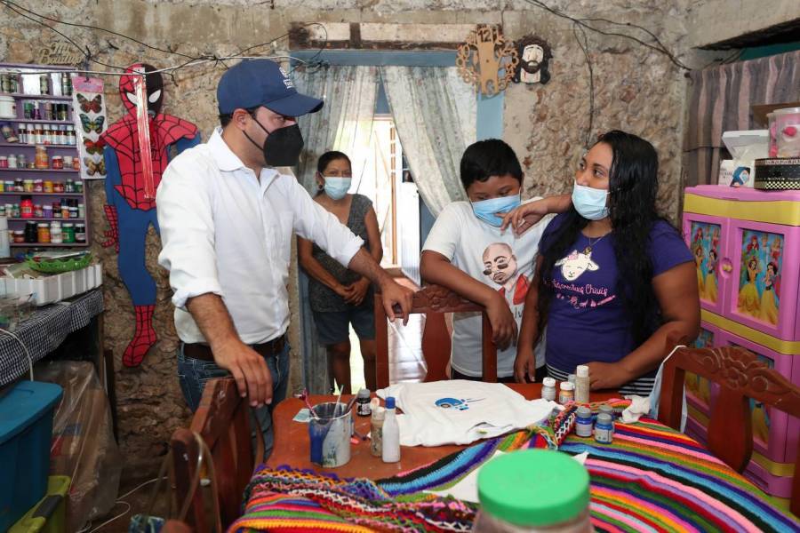 Vila Dosal visita negocio de talentosa mujer de Cansahcab