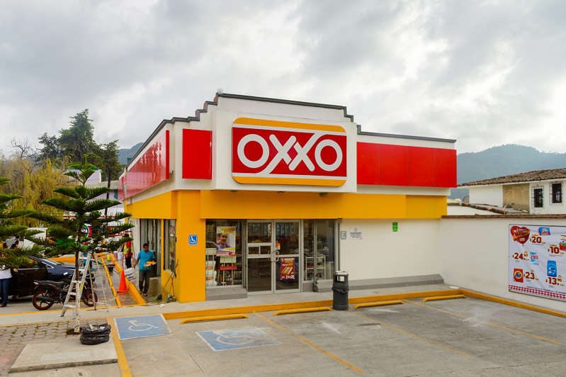Acciones de Femsa, dueña de tiendas Oxxo, caen 3% tras reto de AMLO