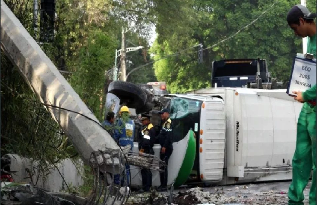 Vuelca camión de basura en Lomas de Chapultepec, CDMX