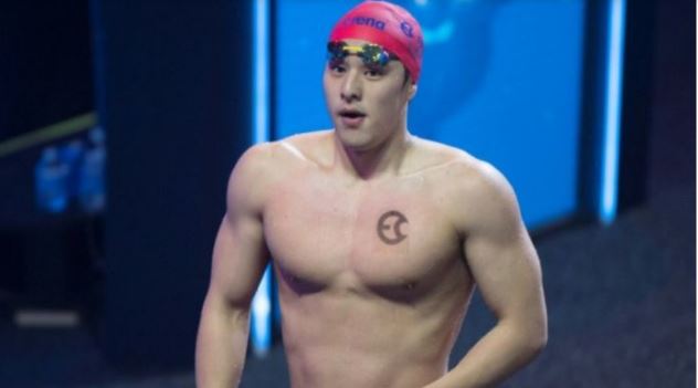 Campeón de natación en el mundo , es suspendido por adulterio