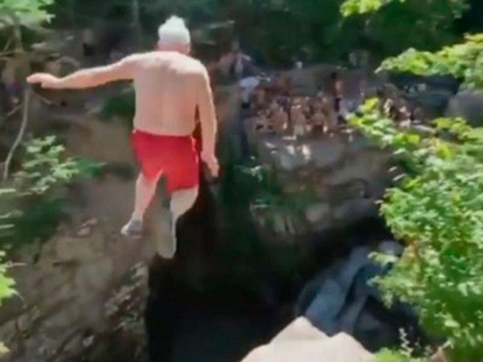 Abuelo sorprende a jóvenes tras lanzarse de un acantilado de 15 metros