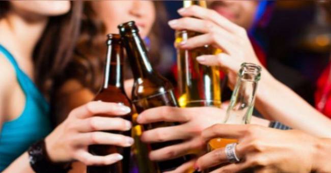 Mujeres beben más alcohol que los hombres: estudio