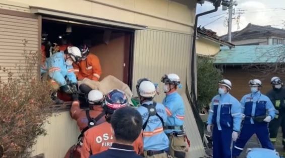 Rescatan a una anciana de los escombros cinco días después del terremoto de Japón