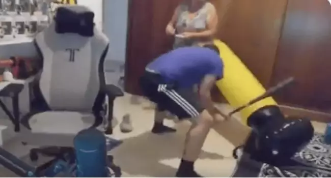 VIDEO: Youtuber explota contra su madre y casi le da con un bat