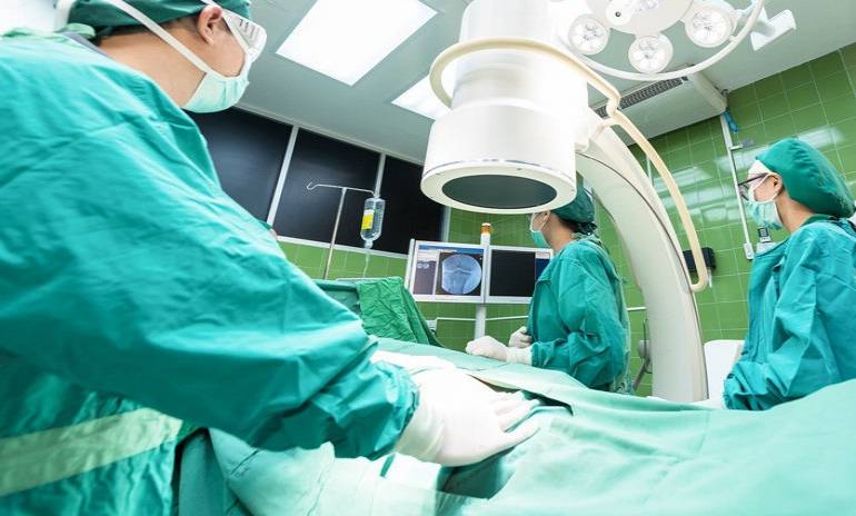 Cirujanos se confunden de paciente y le extirpan un órgano sano a otra persona