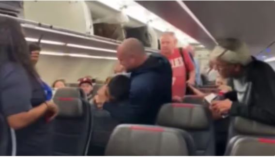 Pasajero es detenido por agredir a la tripulación y decir insultos antisemitas
