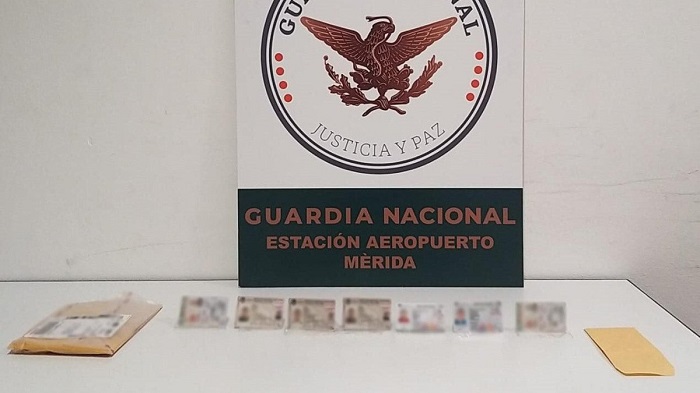 Mérida: Decomisan paquete con credenciales del INE falsas en el Aeropuerto