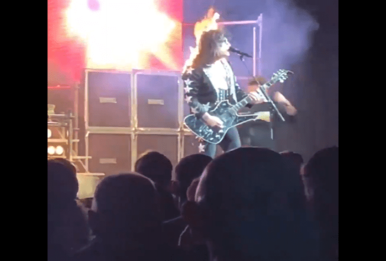 VIDEO. Se incendia el cabello de cantante de rock en un concierto