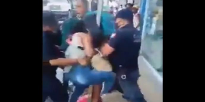 Destituyen a policías de Oaxaca que agredieron a una pareja que no llevaba cubrebocas