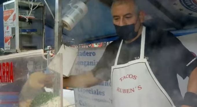 (VÍDEO) Experto en artes marciales usa disciplina para vender tacos: "Taquero ninja"