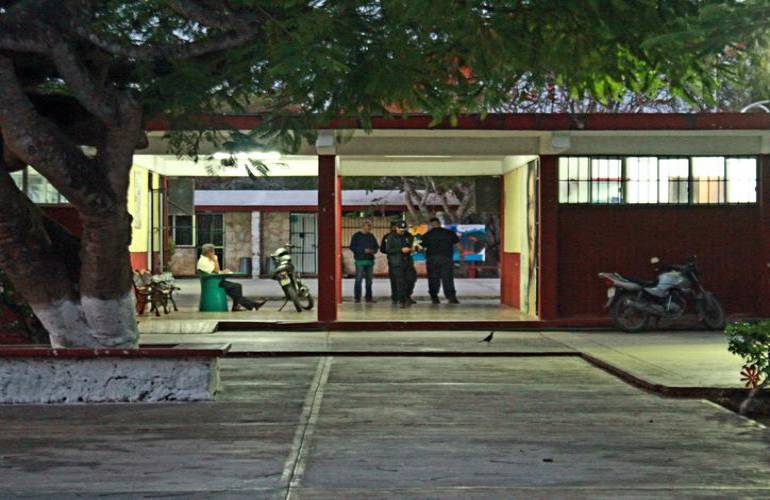 Yucatán: Amarran a vigilante y saquean escuela en Kinchil
