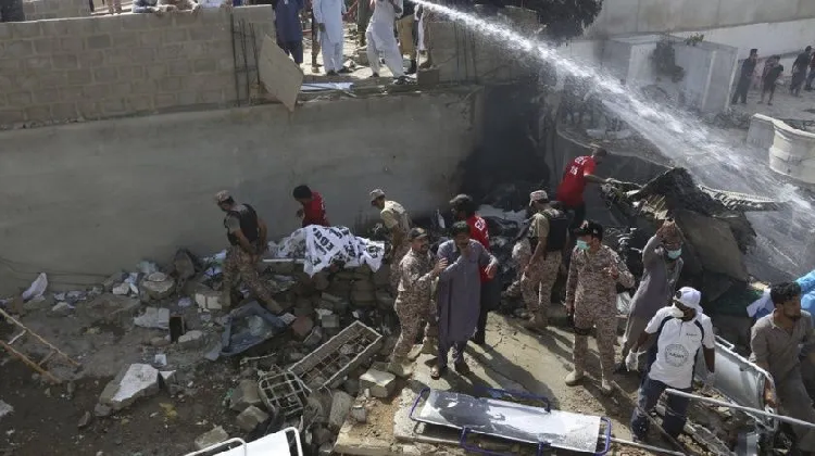 Reportan más de 100 muertos en accidente aéreo en Pakistán