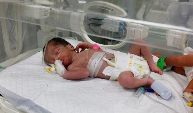 Salvan a bebé del vientre de su madre muerta en ataque israelí en Gaza