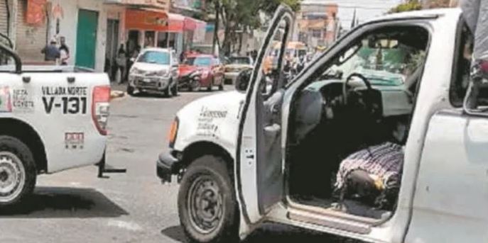 Auto apachurra maleta y salen restos humanos, en Neza