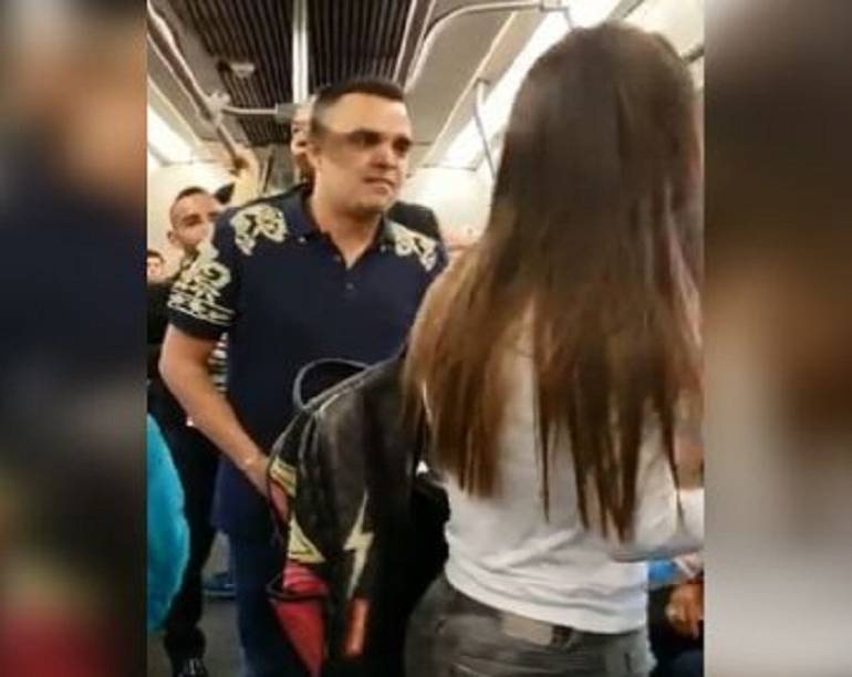 (VIDEO) Con mariachi, hombre reclama infidelidad en el Metro