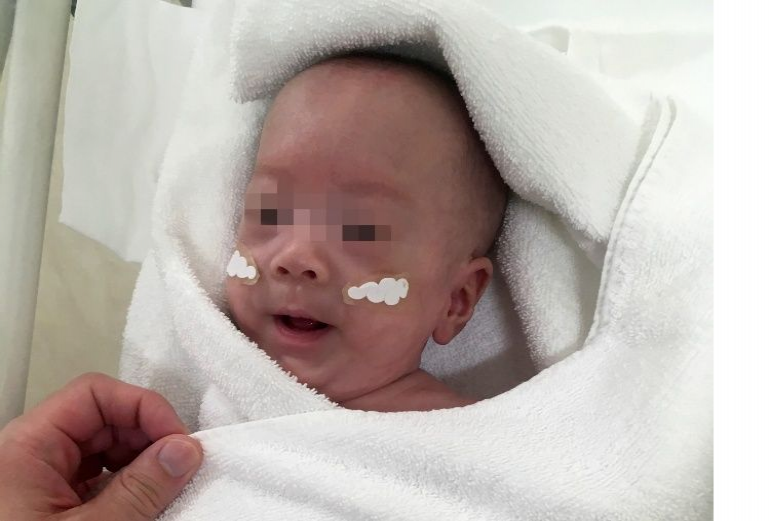 Dan de alta en Japón al bebé más pequeño del mundo, nació con 268 gramos