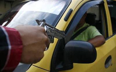 Mérida: Rápida detención de 2 sujetos que, a punta de pistola, asaltaron a taxista