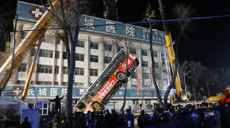 VIDEO: Autobús cae a socavón en China; al menos 6 muertos y 4 desaparecidos
