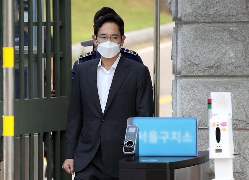 Lee Jae-yong, líder de Samsung, sale en libertad condicional tras recibir indulto