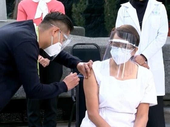 Mujer solicita amparo para recibir vacuna del Covid-19 en México