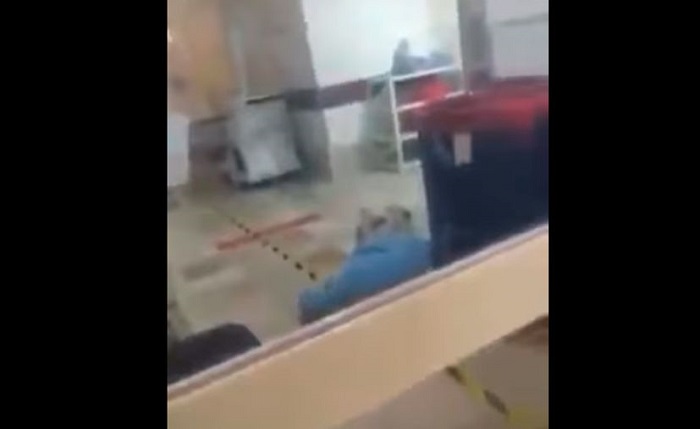 (VÍDEO) Hombre con Covid intenta del hospital tras un ataque nervioso y se desmaya