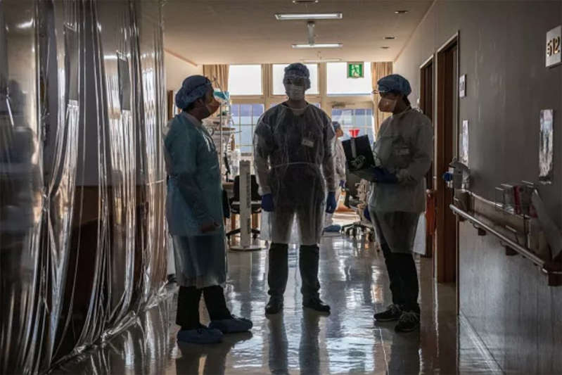 Hospitales japoneses colapsan por la variante británica del coronavirus