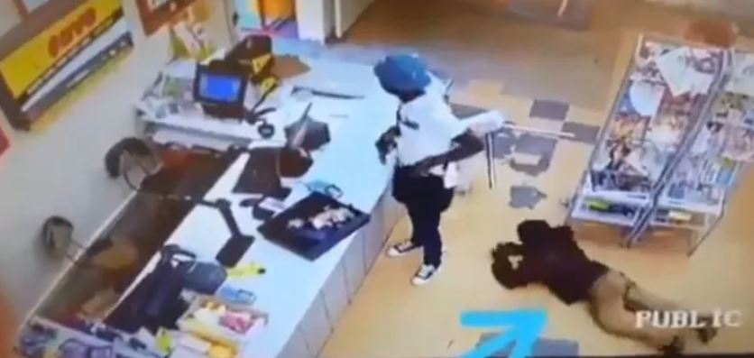 Cliente roba a un ladrón armado mientras asaltaba un supermercado