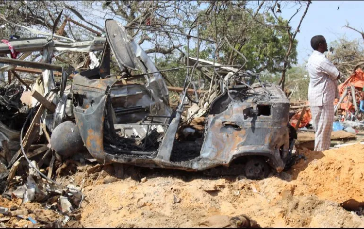 76 muertos al estallar coche bomba en capital de Somalia