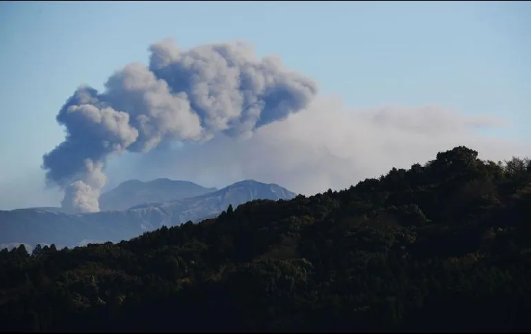 Volcán Shindake hace erupción en Japón