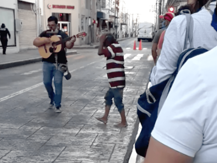 (VIDEO) Músico tocaba en el centro de Mérida y un indigente le dio dinero