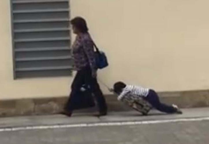 (VIDEO) Captan a mamá arrastrando a su hijo camino a la escuela