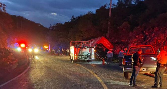 Mueren 13 personas en volcadura de autobús en Chiapas