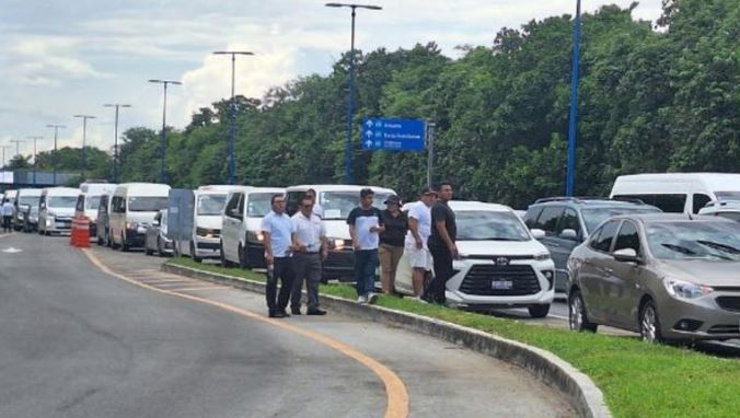 Transportistas turísticos bloquean el Aeropuerto de Cancún por más de 6 horas