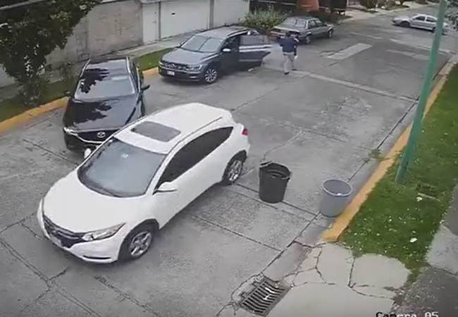 Video: le roban camioneta y lo bajan con todo y bebé